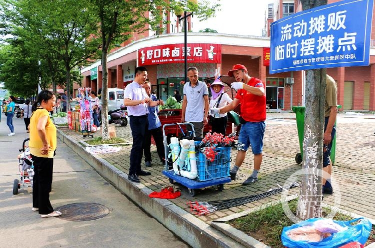 城管喊商户店外摆摊，多挣点儿钱