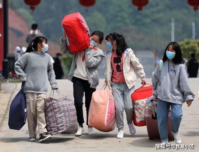 第一批回家的大学生已经想开学了