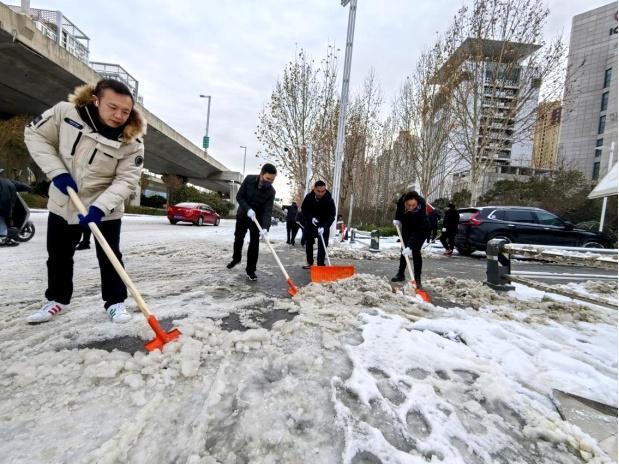 河南多景区雪人开道扫雪，冬日里的暖心行动